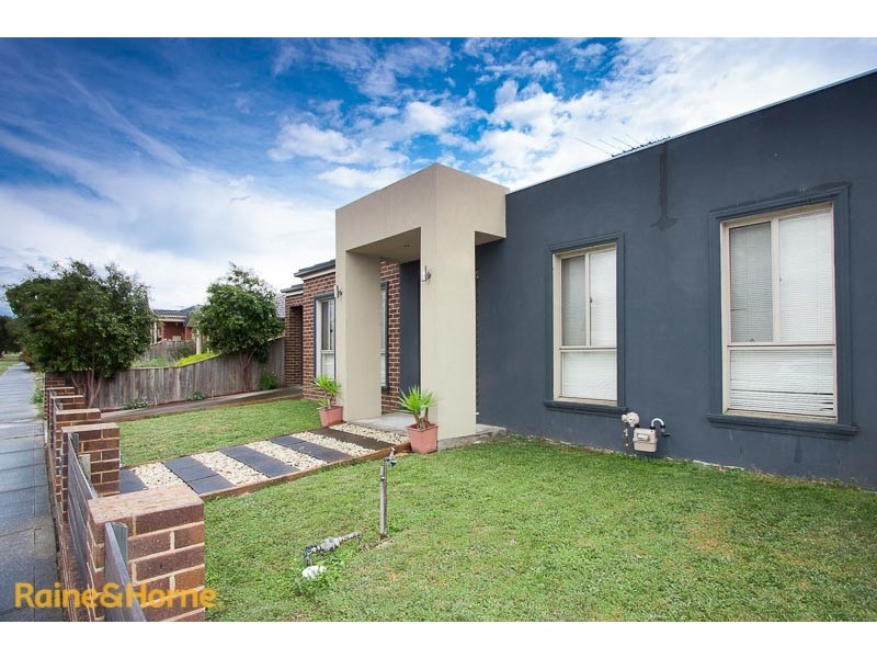 2/76 Charter Road West, Sunbury VIC 3429