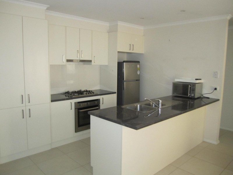 2/18 LALOR CRESCENT, Sunbury VIC 3429