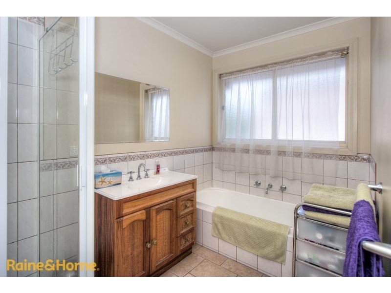 2 Backhaus Avenue, Sunbury VIC 3429
