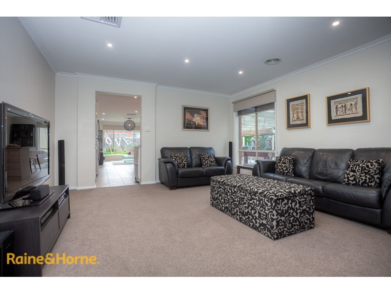 8 McCosker St, Sunbury VIC 3429