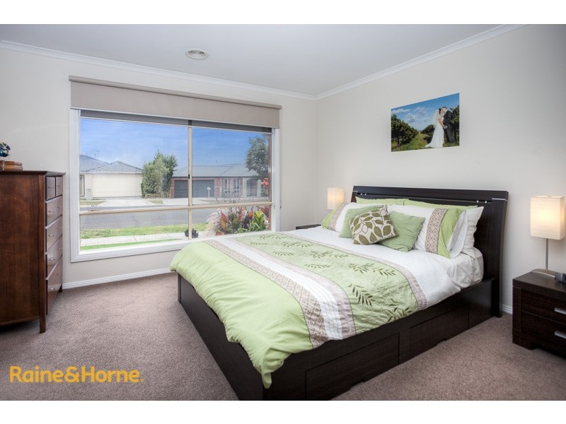 8 McCosker St, Sunbury VIC 3429