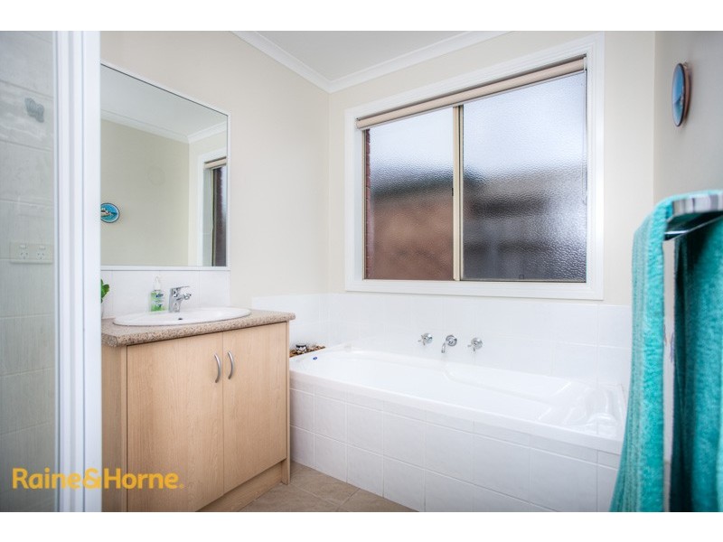 8 McCosker St, Sunbury VIC 3429