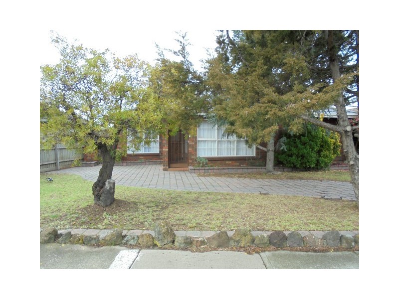 24 LINDSAY AVENUE, Sunbury VIC 3429