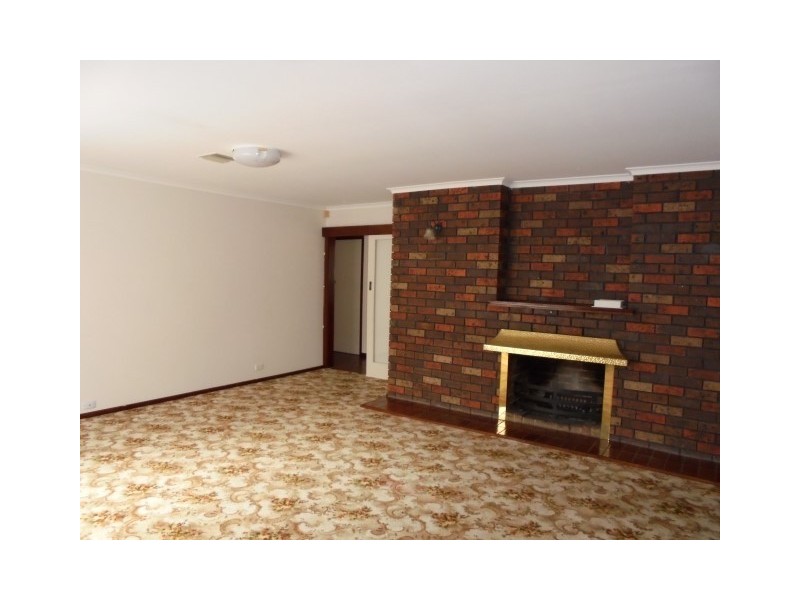 24 LINDSAY AVENUE, Sunbury VIC 3429