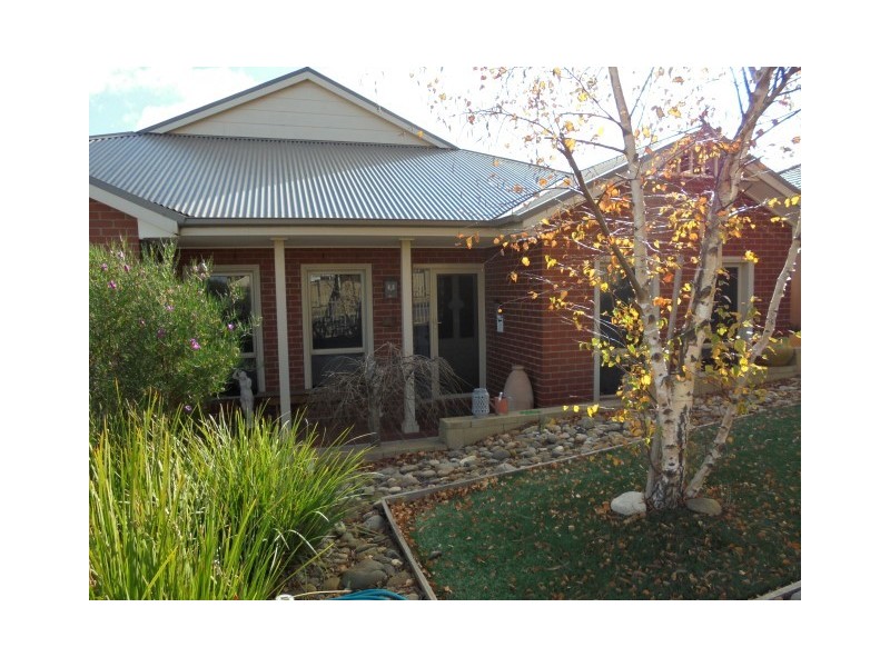 4 IRONBARK DRIVE, Sunbury VIC 3429