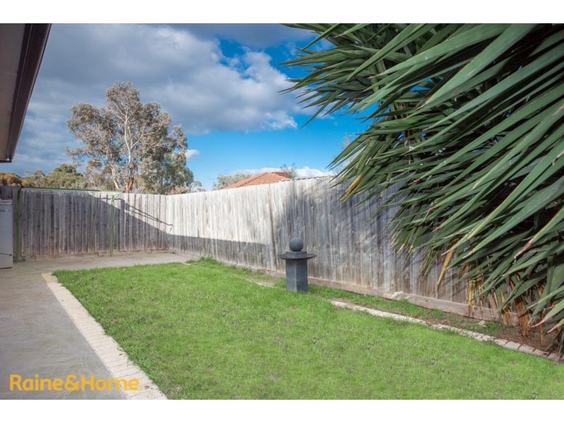 2/20 Turnberry Drive, Sunbury VIC 3429