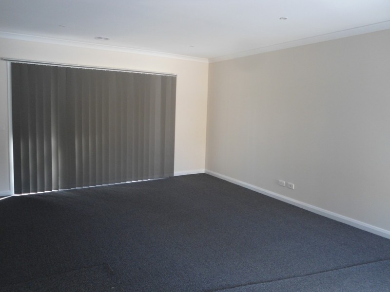 2/9 Lakes Drive, Sunbury VIC 3429