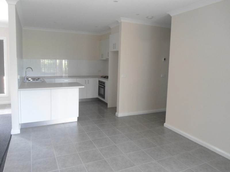 2/9 Lakes Drive, Sunbury VIC 3429