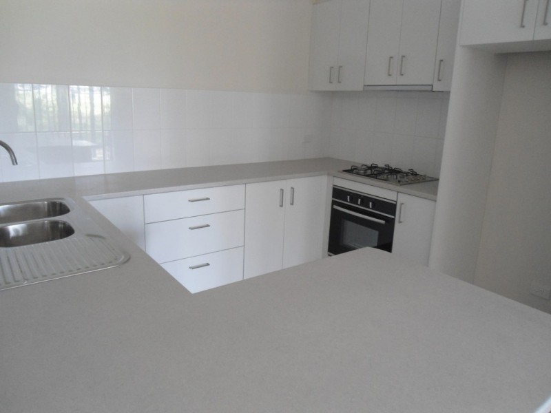 2/9 Lakes Drive, Sunbury VIC 3429