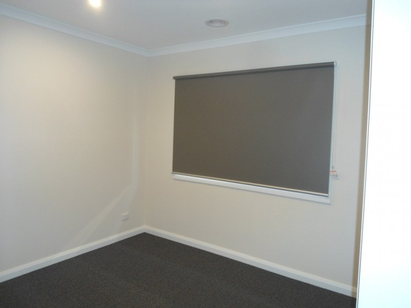 2/9 Lakes Drive, Sunbury VIC 3429