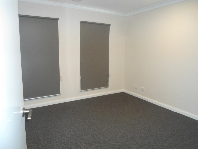 2/9 Lakes Drive, Sunbury VIC 3429