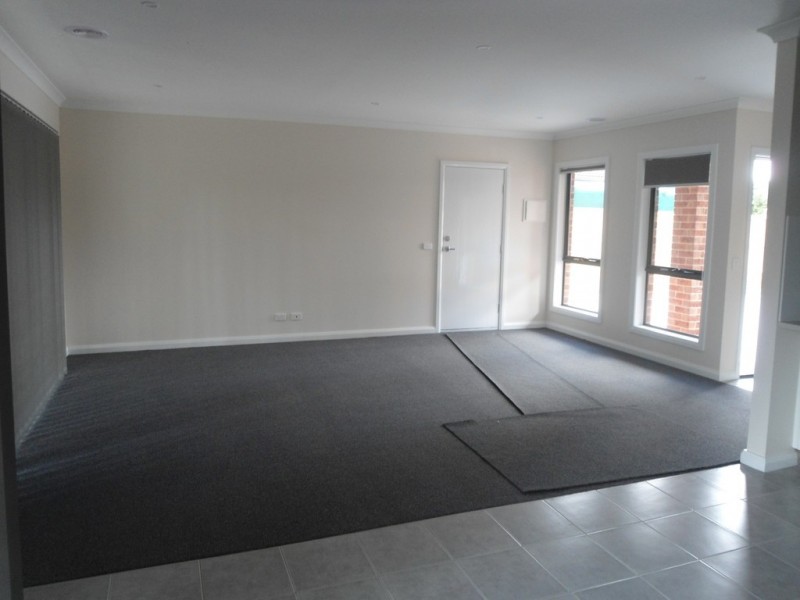 2/9 Lakes Drive, Sunbury VIC 3429