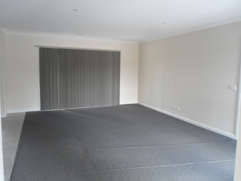 2/9 Lakes Drive, Sunbury VIC 3429