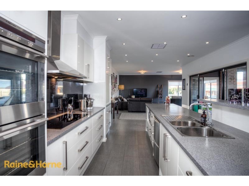 13 Sauvignon Court, Sunbury VIC 3429