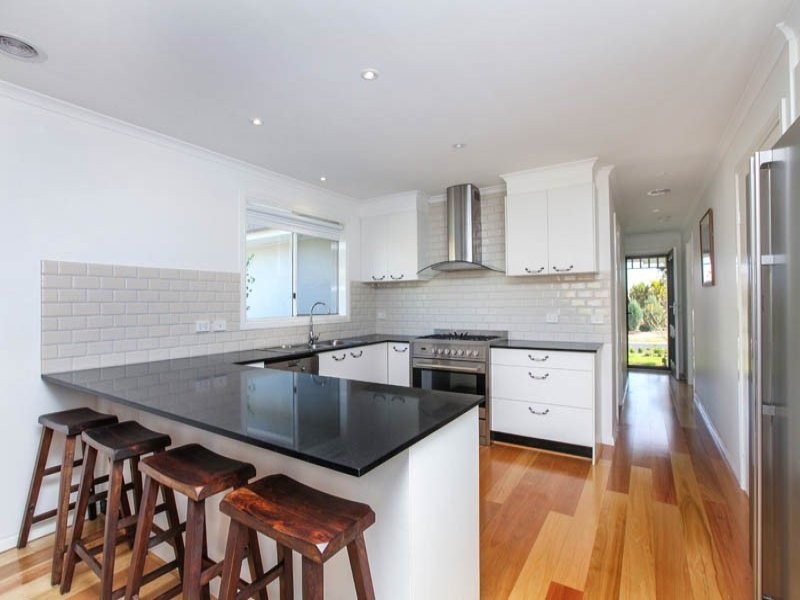 9 PAPERBARK AVENUE, Sunbury VIC 3429