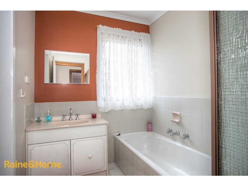 20 Marjorie Avenue, Sunbury VIC 3429