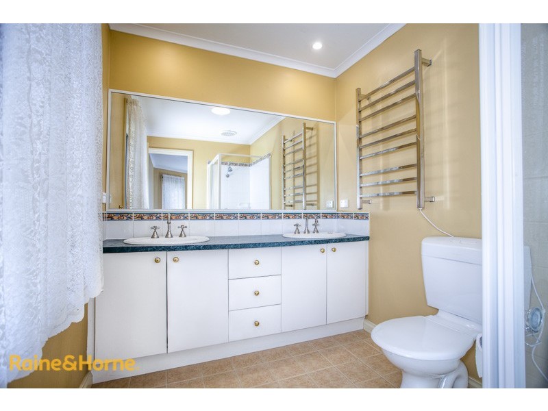 11 Swift Parrot Close, Sunbury VIC 3429