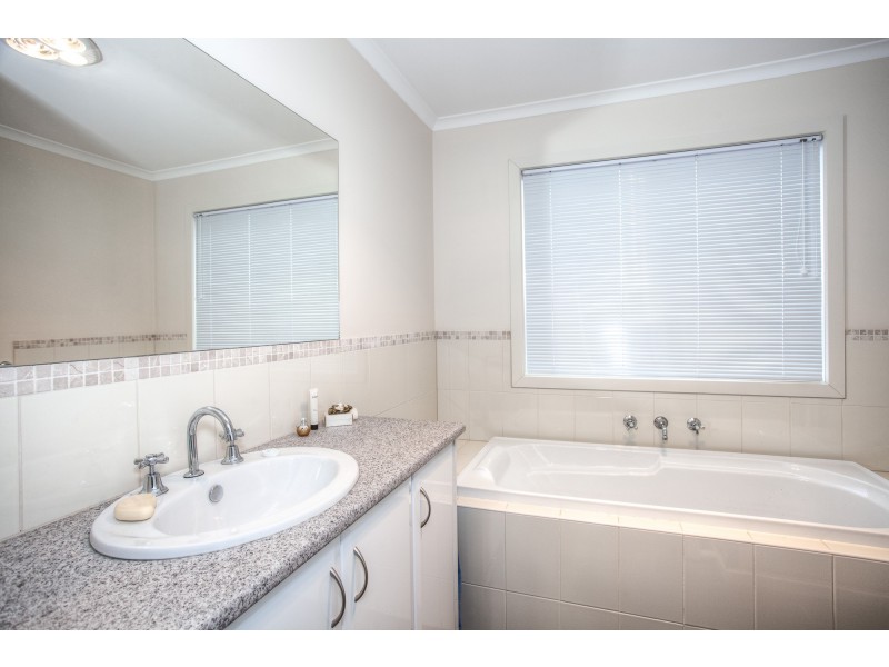 2/58 Burge Drive, Sunbury VIC 3429