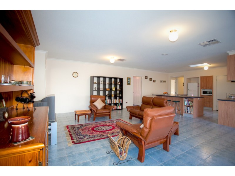 5 Highgrove Drive, Sunbury VIC 3429