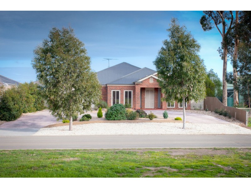 5 Highgrove Drive, Sunbury VIC 3429