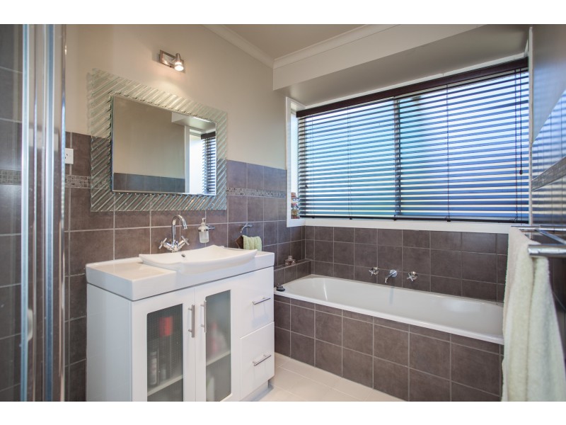 6 Marjorie Avenue, Sunbury VIC 3429