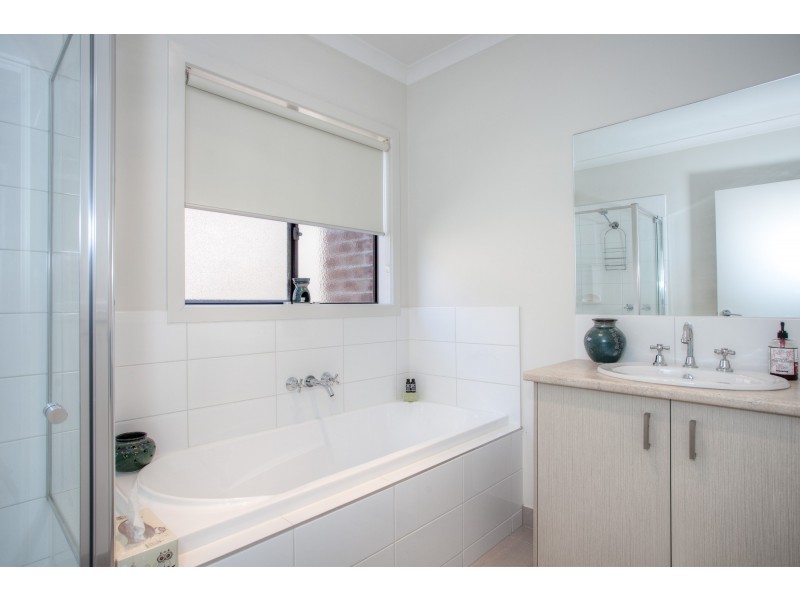 6/8 Pads Way, Sunbury VIC 3429