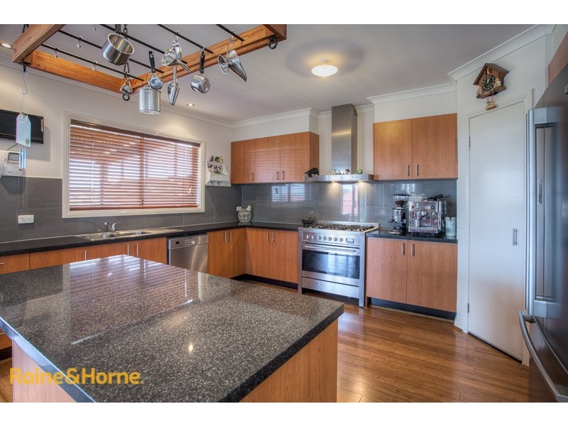 14 James Close, Sunbury VIC 3429