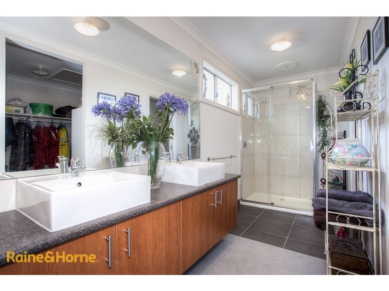 14 James Close, Sunbury VIC 3429