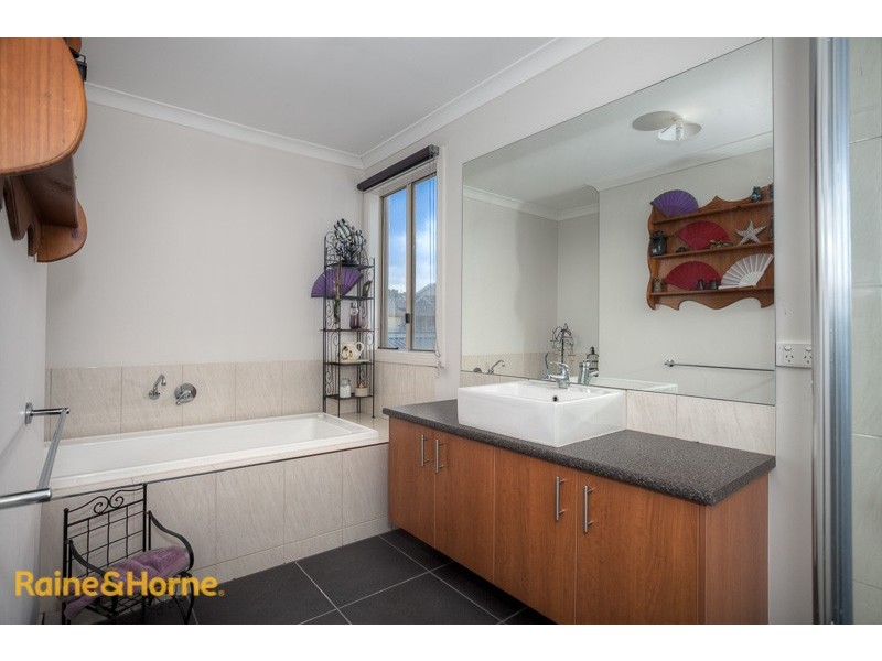 14 James Close, Sunbury VIC 3429