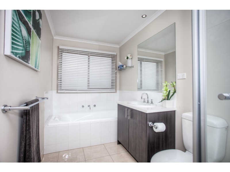 25 Muir Court, Romsey VIC 3434