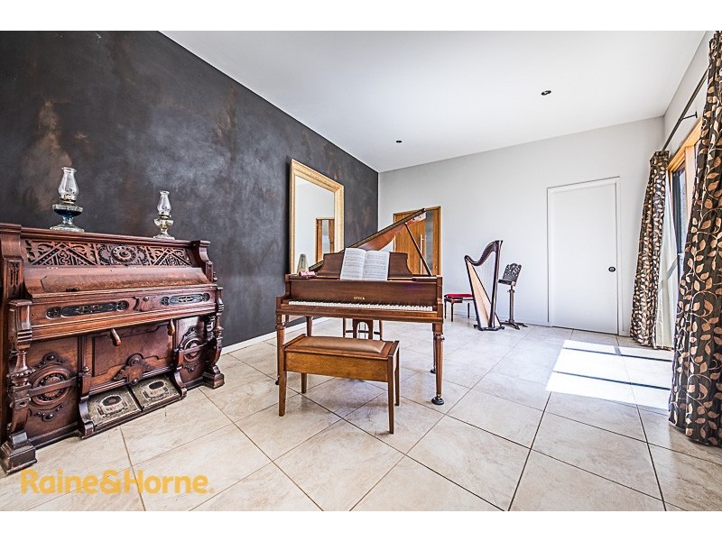 105 Loemans Road, Bulla VIC 3428