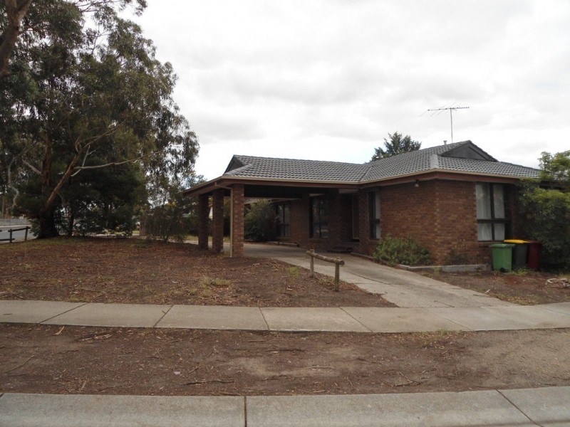 6 McEWEN DRIVE, Sunbury VIC 3429