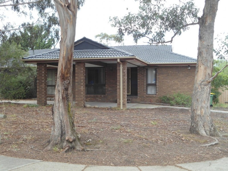6 McEWEN DRIVE, Sunbury VIC 3429