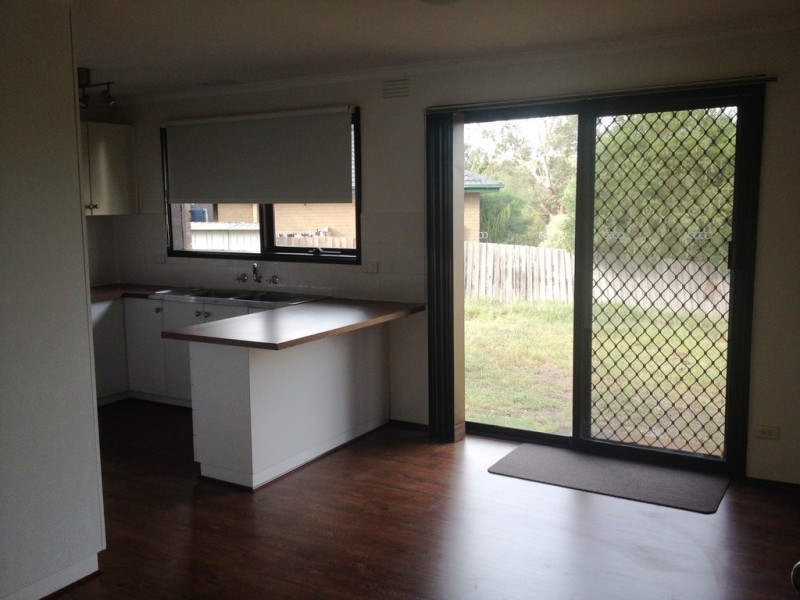 6 McEWEN DRIVE, Sunbury VIC 3429
