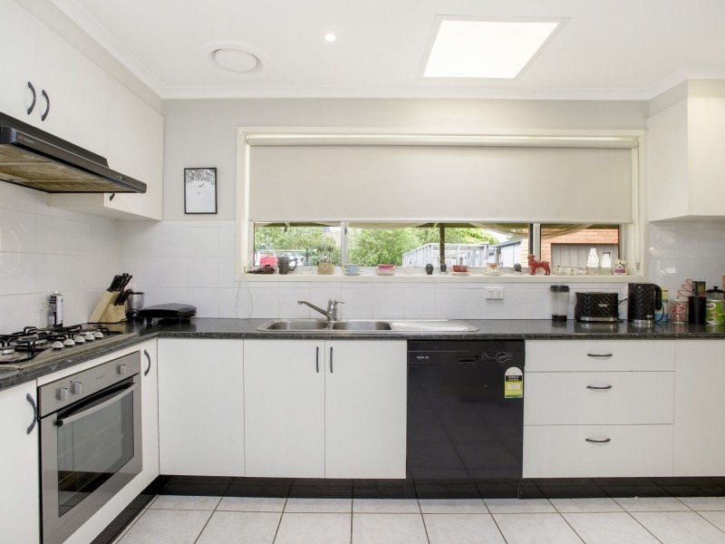 15 Melba Avenue, Sunbury VIC 3429