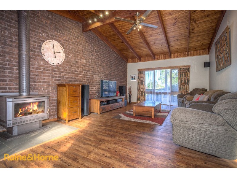 6 Gordon Crescent, Romsey VIC 3434