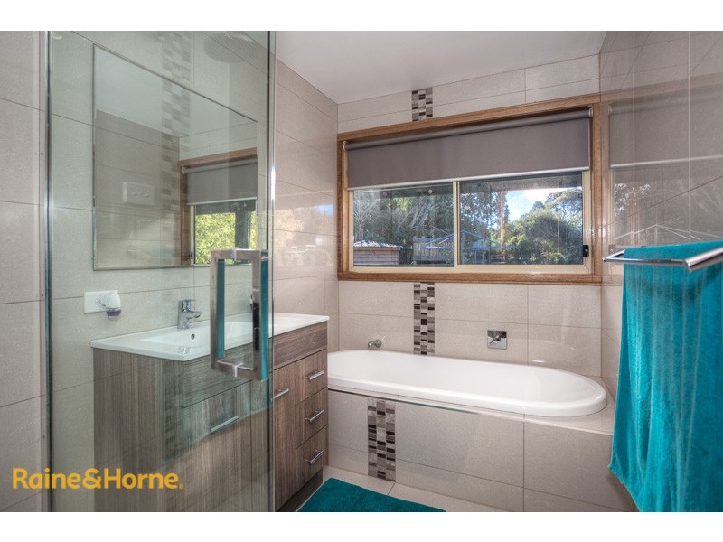 6 Gordon Crescent, Romsey VIC 3434