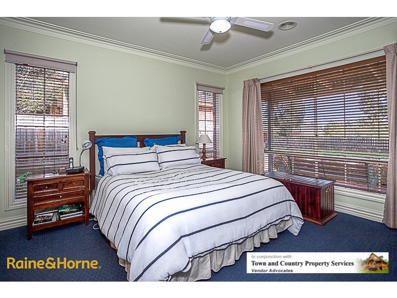 1 Claret Ash Drive, Sunbury VIC 3429