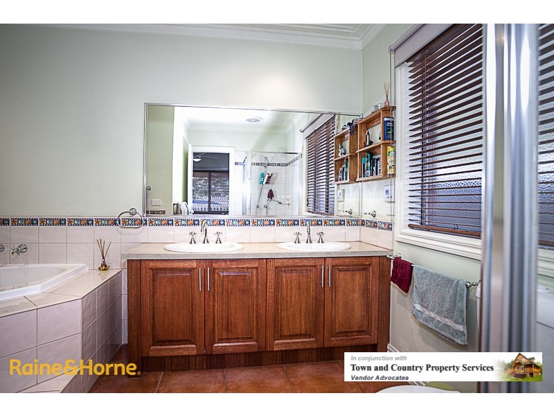 1 Claret Ash Drive, Sunbury VIC 3429