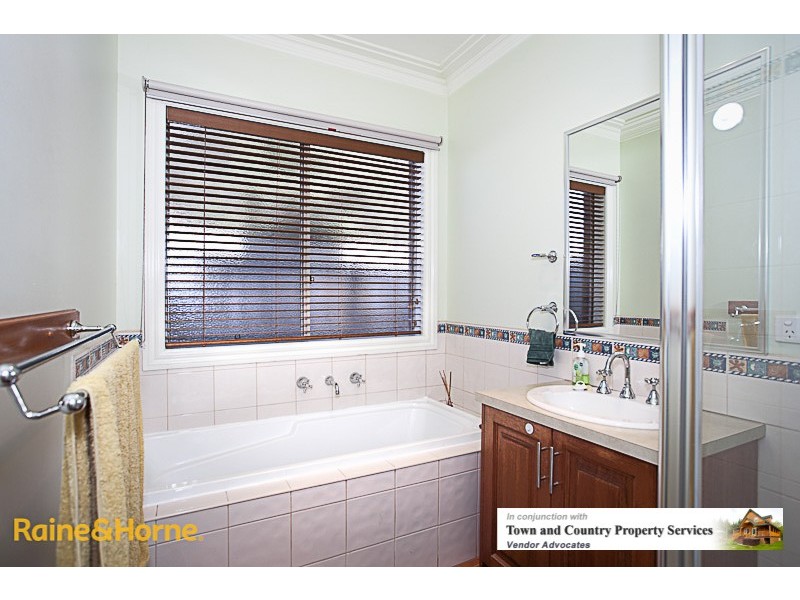 1 Claret Ash Drive, Sunbury VIC 3429