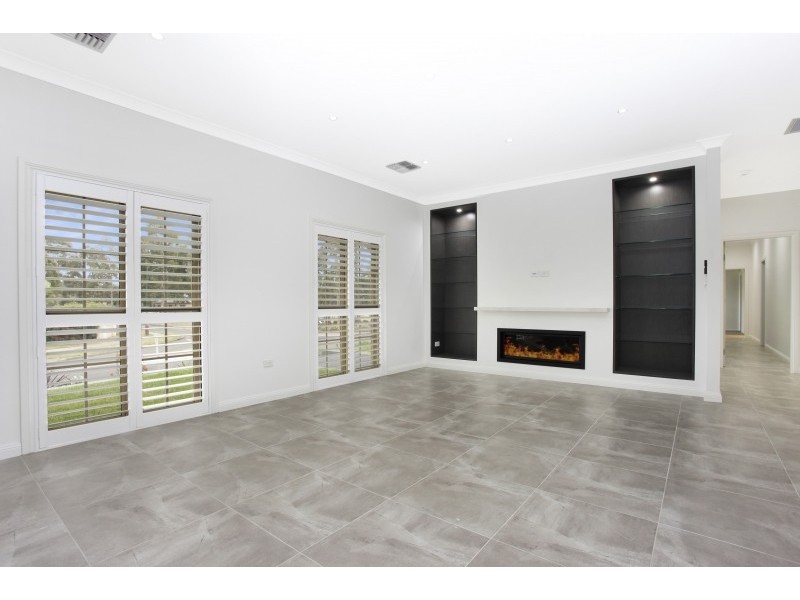 8 Mathew Place, West Hoxton NSW 2171