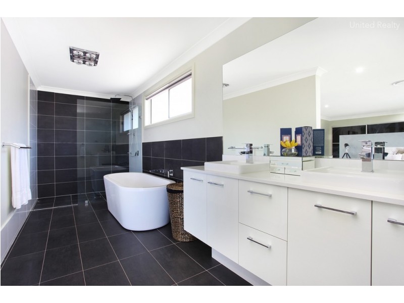 18 De Garis Close, Middleton Grange NSW 2171