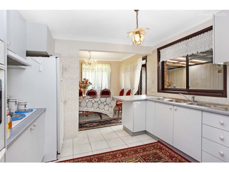 1 Buranda Crescent, St Johns Park NSW 2176