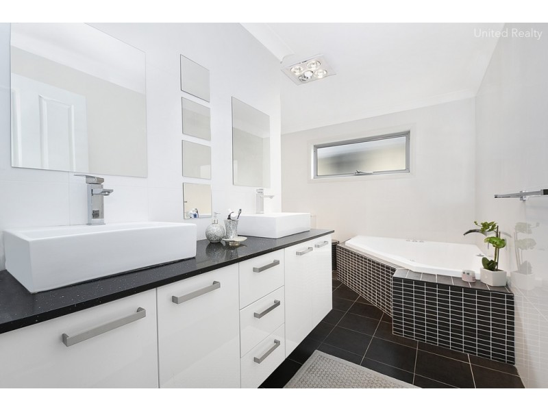 8 Fysh Avenue, Middleton Grange NSW 2171