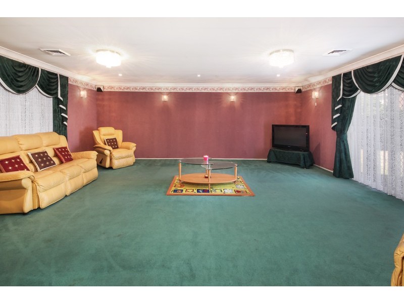 9 Whitsunday Circuit, Green Valley NSW 2168