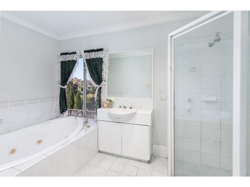 9 Whitsunday Circuit, Green Valley NSW 2168