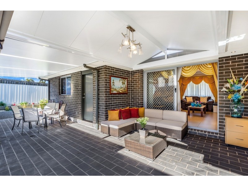 1 Broadbent Avenue, Middleton Grange NSW 2171