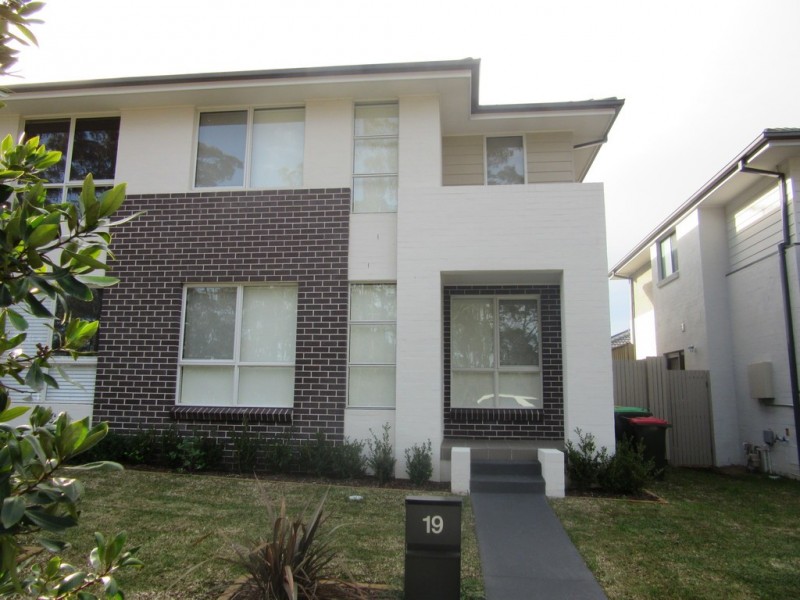 19 Three Bees Drive, Glenfield NSW 2167