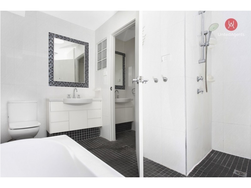 8 Barron Place, Bossley Park NSW 2176