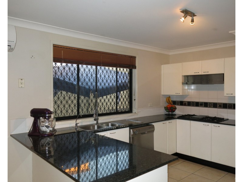 28 RAINHAM CIRCUIT, West Hoxton NSW 2171